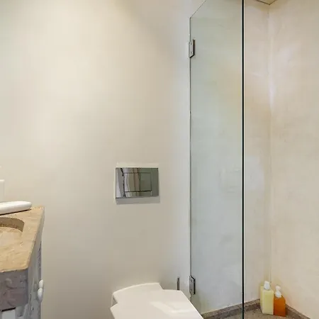 아파트 Whome Stylish Sunny Penthouse Near Center & Greenspace *