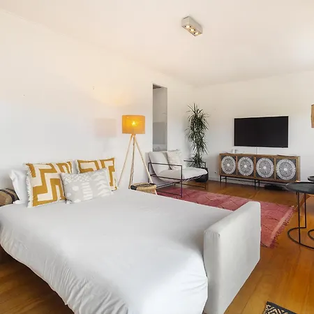 아파트 Whome Stylish Sunny Penthouse Near Center & Greenspace